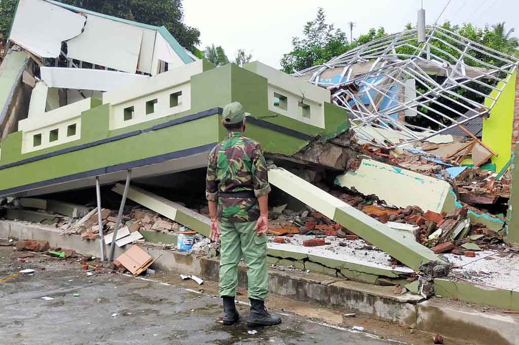 Ruang guru dan perpustakaan sekolah tersebut ambruk akibat pergerakan tanah, bahkan tiga rumah warga terpaksa dikosongkan.
