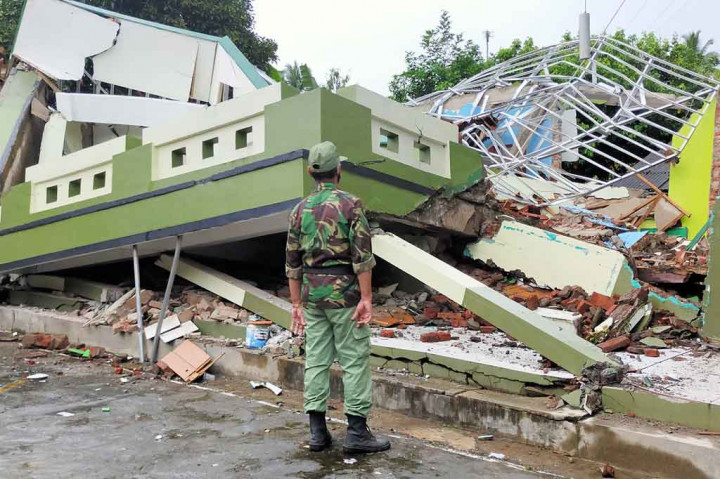 Ruang guru dan perpustakaan sekolah tersebut ambruk akibat pergerakan tanah, bahkan tiga rumah warga terpaksa dikosongkan.