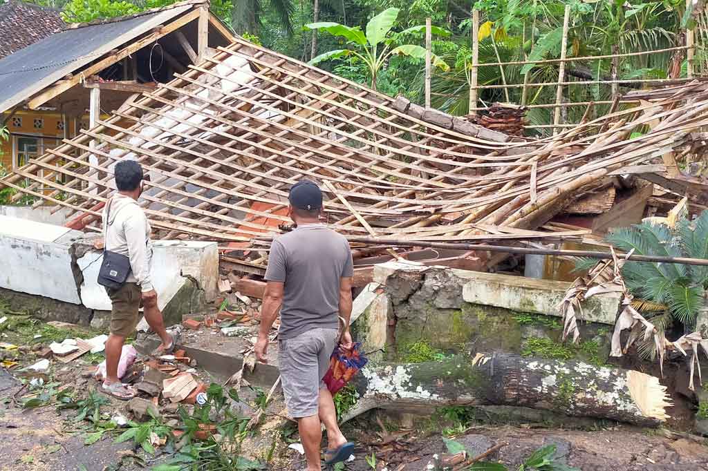 Selain bangunan sekolah ambruk, pergerakan tanah juga mengakibatkan tiga rumah warga mengalami kerusakan yang cukup parah.