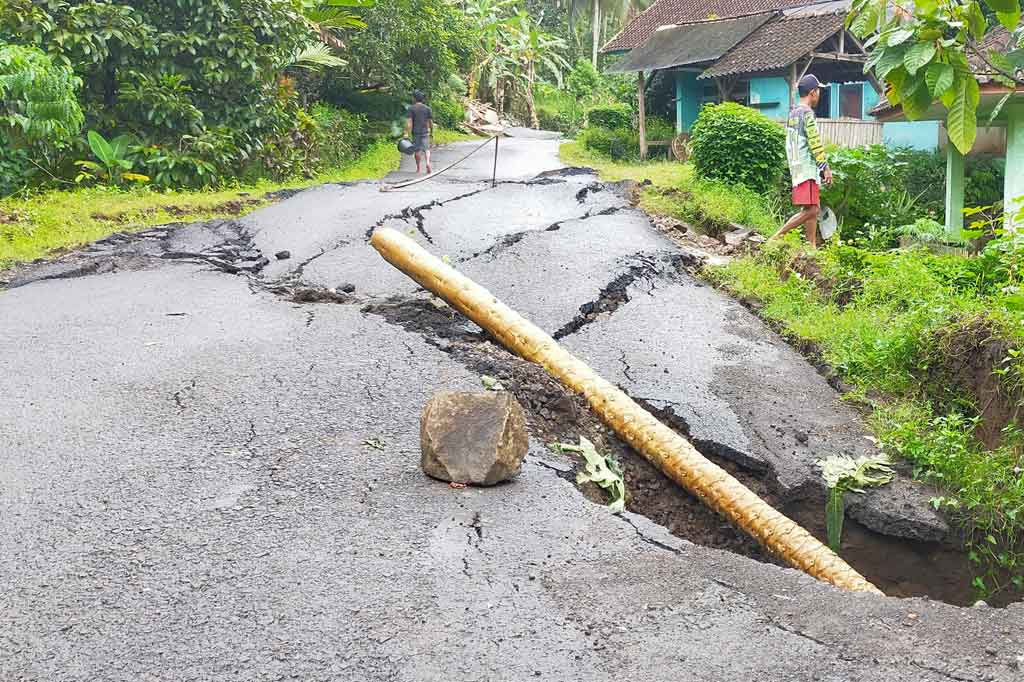 Sementara ruas jalan Cibalong-Parungpoteng juga ambles hingga tidak dapat dilalui kendaraan. Sementara akses jalan menuju lokasi bencana pergerakan tanah pun ditutup untuk umum.