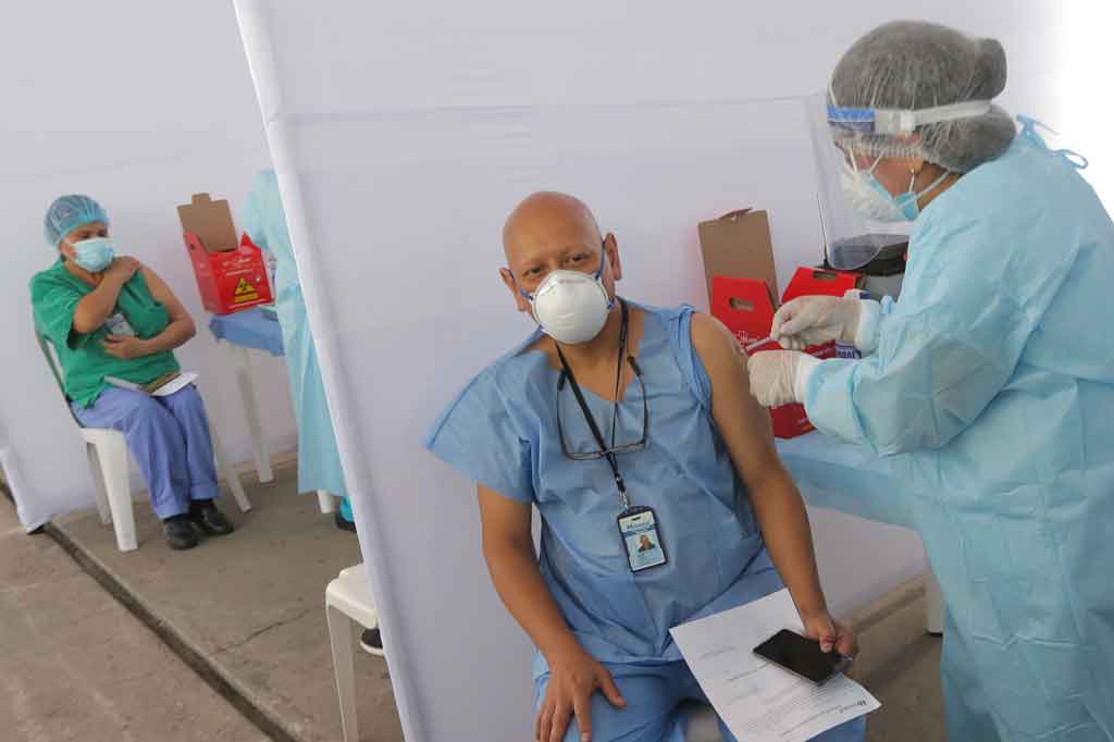 Petugas kesehatan di beberapa rumah sakit di ibukota Lima merupakan prioritas pertama yang menerima vaksin pada Selasa pagi.