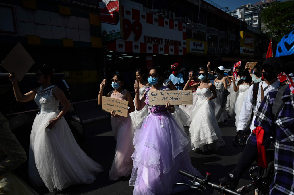 Para pengunjuk rasa kembali ke jalan-jalan Myanmar pada, Rabu, 10 Februari 2021, setelah hari yang paling kejam dalam demonstrasi menentang kudeta yang menghentikan transisi tentatif menuju demokrasi di bawah pemimpin terpilih Aung San Suu Kyi.