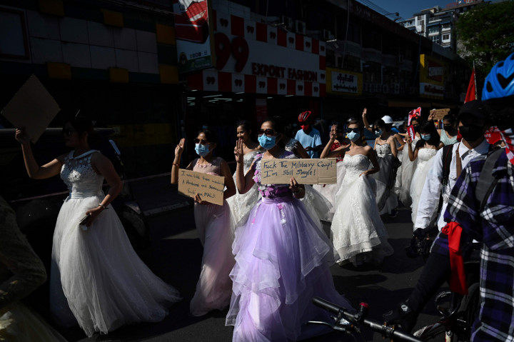 Para pengunjuk rasa kembali ke jalan-jalan Myanmar pada, Rabu, 10 Februari 2021, setelah hari yang paling kejam dalam demonstrasi menentang kudeta yang menghentikan transisi tentatif menuju demokrasi di bawah pemimpin terpilih Aung San Suu Kyi.