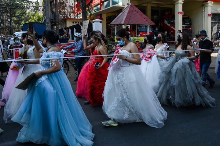 Yang unik, salah satu kelompok peserta unjuk rasa mengenakan gaun pengantin.