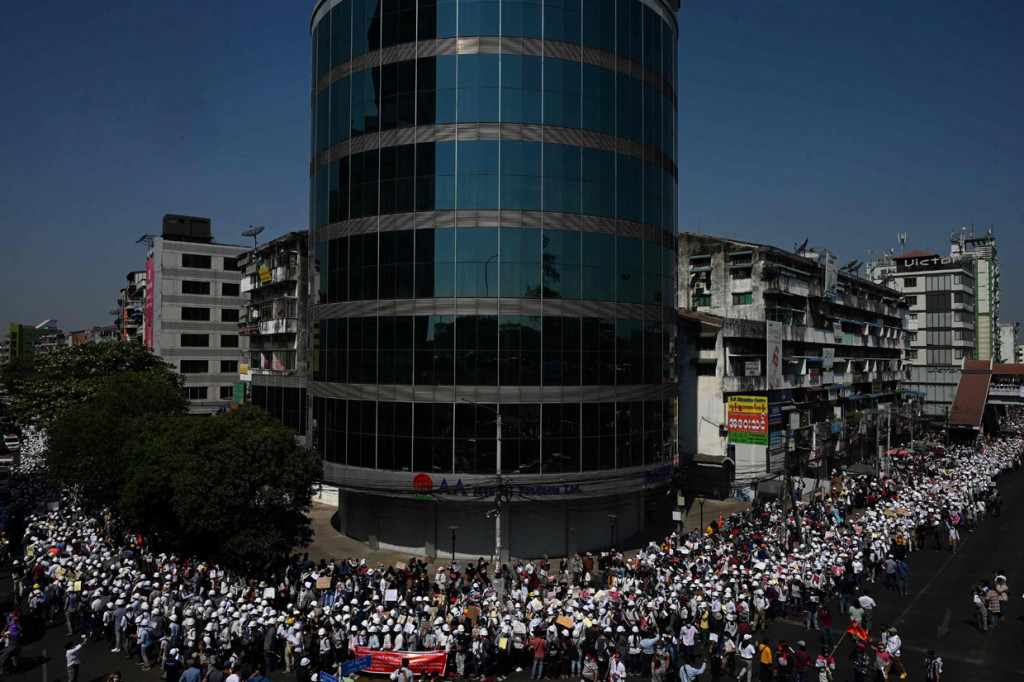 Sementara di Ibu Kota Naypyidaw, ratusan pegawai pemerintah berbaris untuk mendukung kampanye pembangkangan sipil yang berkembang, yang dimulai oleh petugas kesehatan.