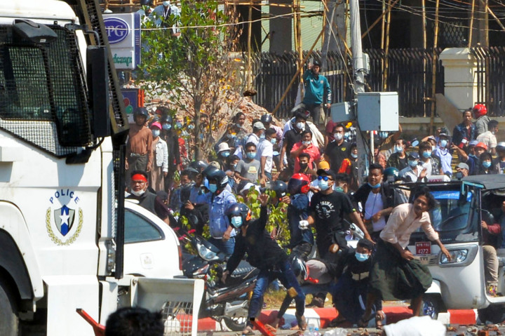 Seorang dokter mengatakan seorang pengunjuk rasa diperkirakan meninggal karena luka tembak di kepala dalam unjuk rasa pada Selasa, 9 Februari 2021.