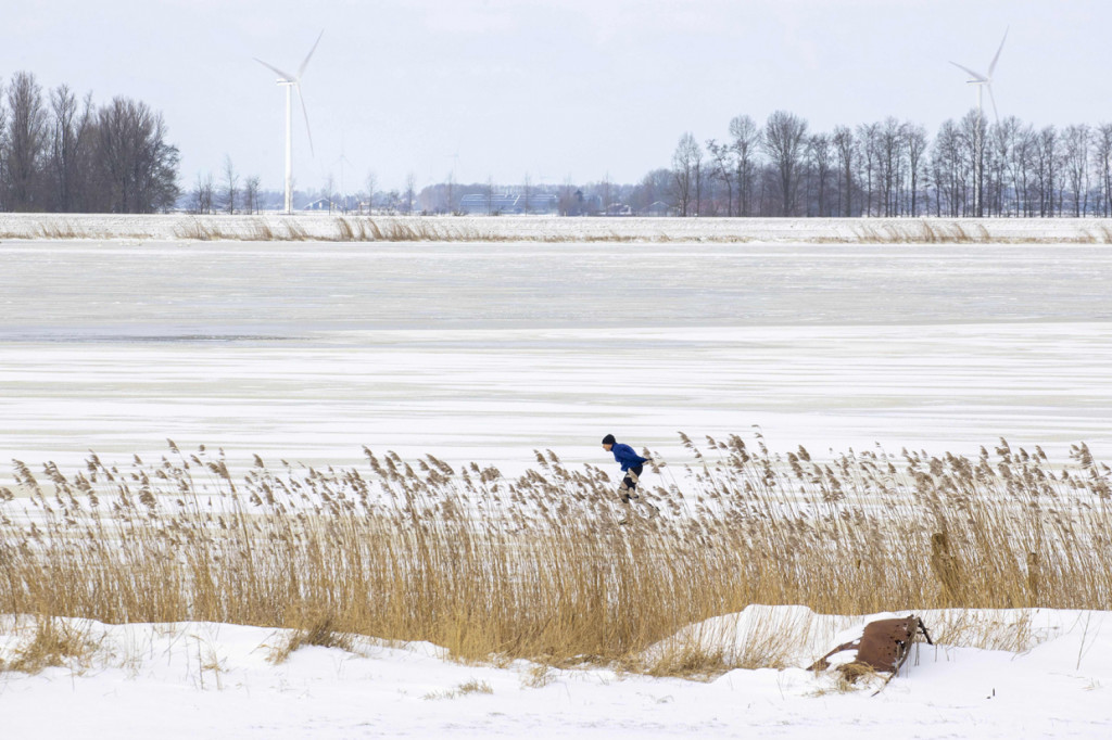 Ahli meteorologi Belanda menyebut badai salju kali ini sebagai 'storm darcy' yang membawa angin berkecepatan hingga 90 kilometer per jam.