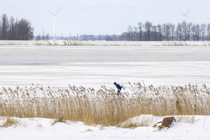 Ahli meteorologi Belanda menyebut badai salju kali ini sebagai 'storm darcy' yang membawa angin berkecepatan hingga 90 kilometer per jam.