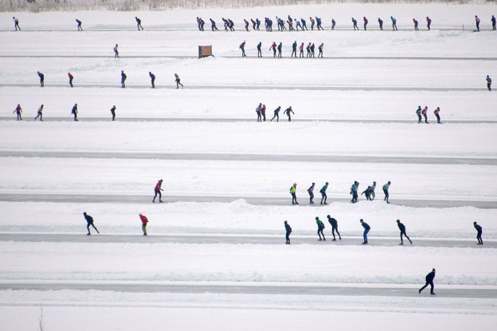 Perdana Menteri Mark Rutte untuk pertama kalinya sejak 2018 mengizinkan warga untuk melakukan seluncur es jika kanal membeku. Namun Rutte tetap memperingatkan agar warga tetap menjaga jarak dan tetap berhati-hati sehingga tidak perlu dirawat di rumah sakit yang sudah kewalahan dengan pasien Covid-19.