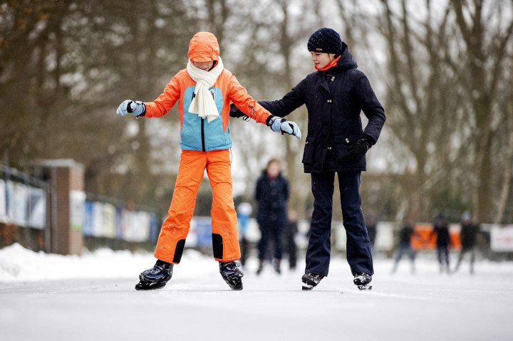 Sebagian warga menikmati badai salju dengan bermain kereta seluncur kendati suhu dingin mencapai minus 5 derajat Celcius.
