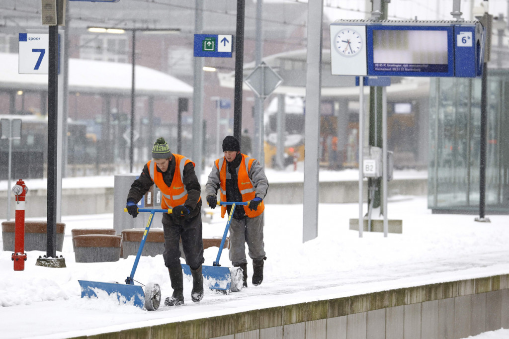 Badai salju membuat jadwal perjalanan kereta dan penerbangan dibatalkan karena terkendala cuaca buruk.