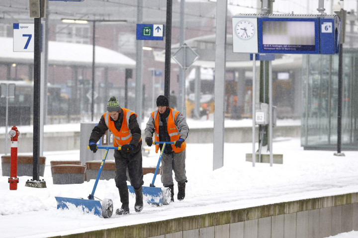 Badai salju membuat jadwal perjalanan kereta dan penerbangan dibatalkan karena terkendala cuaca buruk.