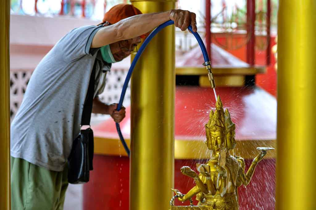 Petugas memandikan patung dewa-dewi menjelang perayaan tahun baru Imlek di sebuah wihara di Banda Aceh, Rabu, 10 Februari 2021.