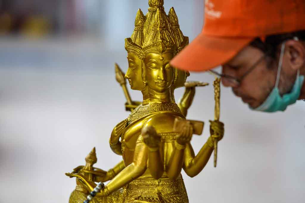 Seperti di daerah lain, warga keturunan Tionghoa di Aceh juga terus bersiap untuk menyambut Tahun Baru Imlek. Mereka membersihkan patung dewa-dewi dan peralatan ibadah, Rabu, 10 Februari 2021.