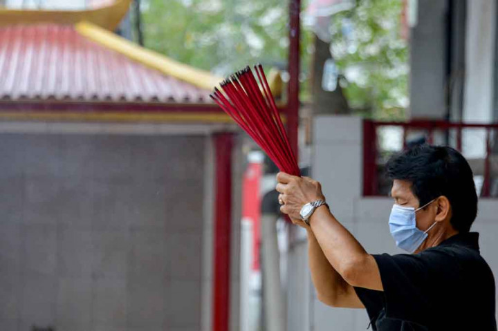 Warga keturunan Tionghoa juga sembahyang untuk menyambut datangnya Tahun Baru Imlek yang jatuh pada Jumat, 12 Februari 2021 mendatang. Sembahyang leluhur yang dilaksanakan setiap menjelang perayaan Imlek dilakukan untuk menghormati dan mendoakan arwah leluhur juga menunjukkan bakti kepada saudara yang telah meninggal serta wujud memperkokoh persatuan dalam keluarga yang segaris keturunan. 