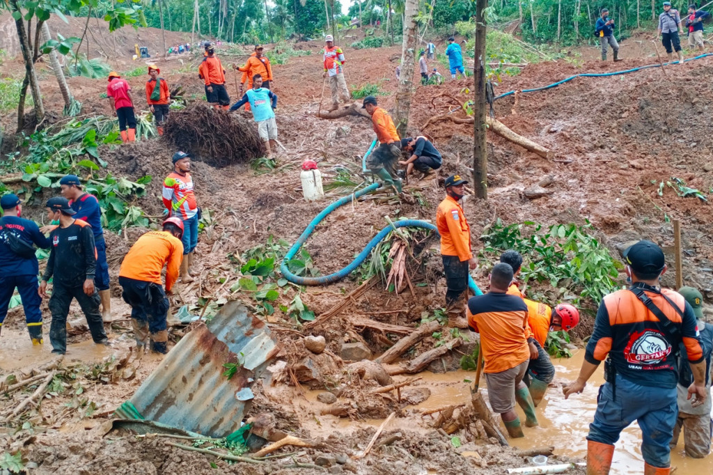 Tim SAR gabungan mengevakuasi jasad korban tanah longsor di Dusun Krajan, Desa Kalijering, Kecamatan Padureso, Kabupaten Kebumen,