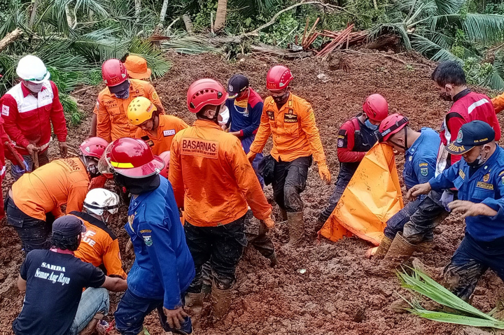 Tim SAR gabungan berhasil menemukan korban kedua dalam peristiwa tanah longsor di Dusun Krajan, Desa Kalijering, Kecamatan Padureso, Kabupaten Kebumen, Jawa Tengah.