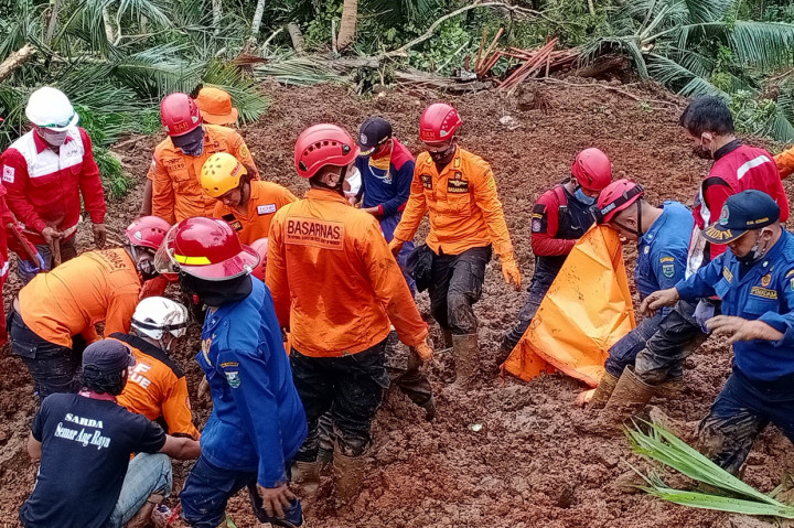 Tim SAR gabungan berhasil menemukan korban kedua dalam peristiwa tanah longsor di Dusun Krajan, Desa Kalijering, Kecamatan Padureso, Kabupaten Kebumen, Jawa Tengah.
