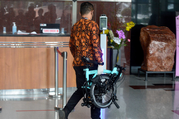 Petugas membawa barang bukti dua unit sepeda lipat Brompton Agustri Yogasmara untuk digunakan dalam rekonstruksi di gedung Komisi Pemberantasan Korupsi (KPK), Rasuna Said, Jakarta.
