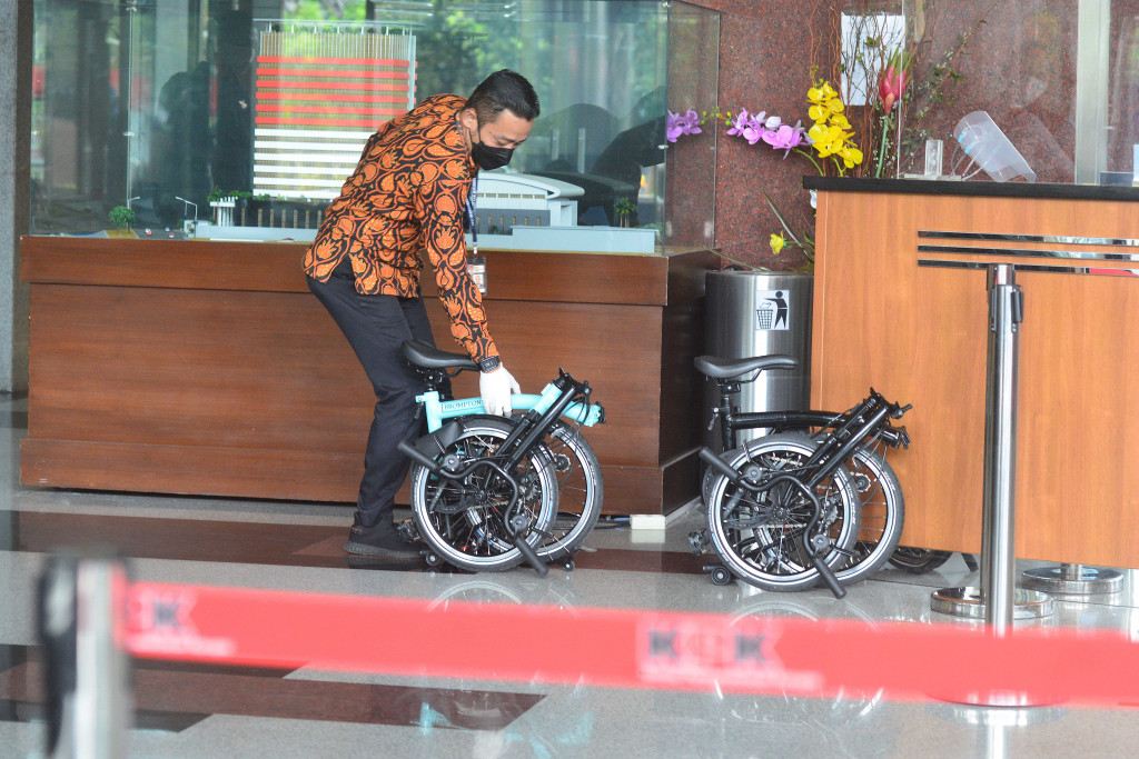 Saksi Agustri Yogasmara alias Yogas menyerahkan dua sepeda merk Brompton ke Komisi Pemberantasan Korupsi (KPK).