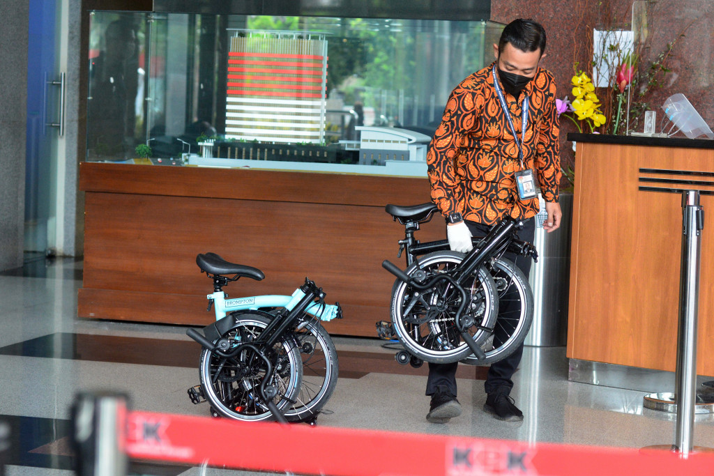 Yogas adalah operator anggota DPR Fraksi PDIP Ihsan Yunus yang merupakan saksi dalam kasus dugaan suap pengadaan bansos Covid-19.