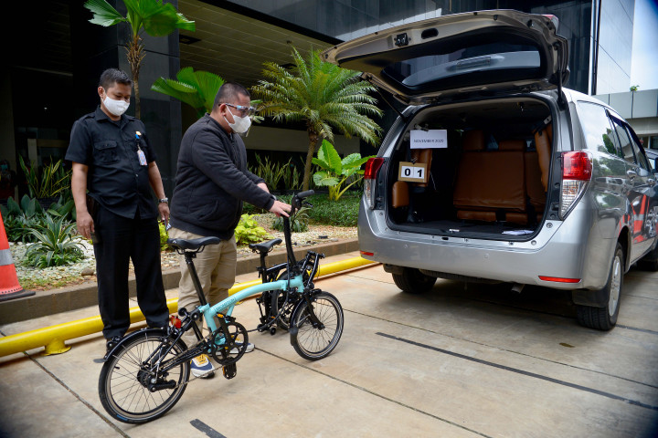 Penyerahan dua sepeda tersebut langsung dilakukan oleh Yogas di lobi Gedung KPK, Kuningan.