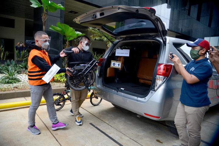 Saksi kasus suap bantuan sosial Agustri Yogasmara menyerahkan dua unit sepeda lipat Brompton sebagai upah tambahan saat reka ulang di gedung Komisi Pemberantasan Korupsi (KPK), Rasuna Said, Jakarta.