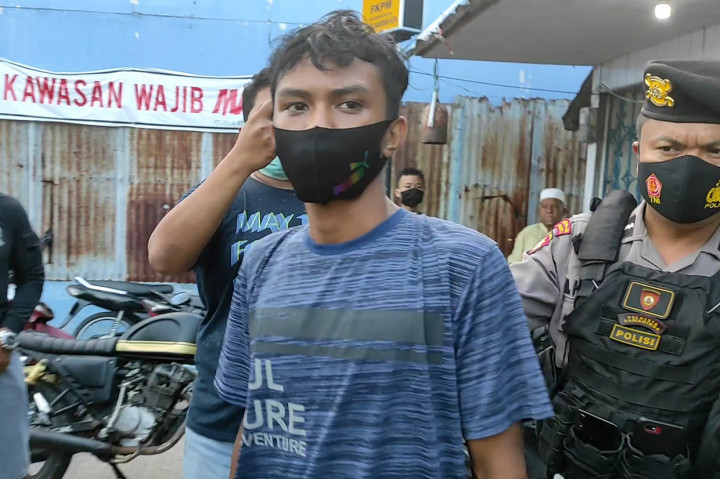 Seorang pria berinisial AM (19), warga Samarinda, Kalimantan Timur (Kaltim), ditangkap polisi karena menganiaya istrinya SNK (16) dan bayinya yang masih berumur 4 bulan. 