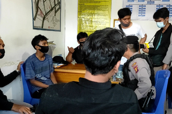 AM, yang bekerja sebagai tukang servis handphone, mengaku sering kesal kepada istri lantaran tak pernah menurut perkataannya. Sampai ia nekat menganiaya istri dan anaknya. Puncaknya pun terjadi pada hari ini hingga akhirnya sang istri melaporkan penganiayaan tersebut kepada pihak berwajib. 