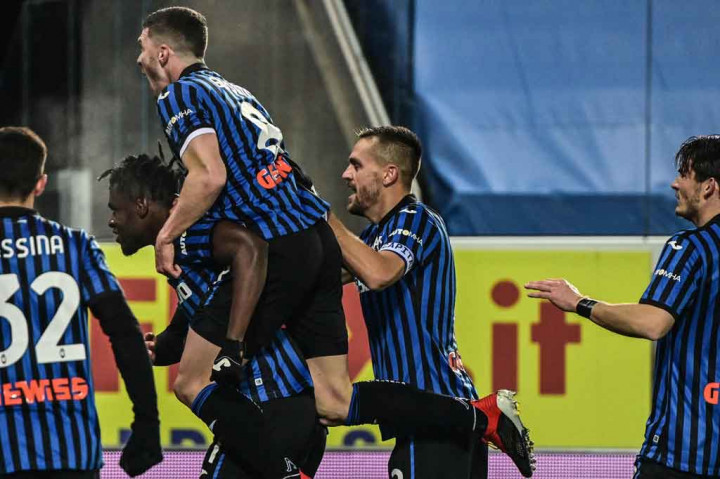 Berbekal hasil 0-0 di leg pertama, tim tamu Napoli menyerang sejak awal laga. Namun justru La Dea yang memecah kebuntuan pada menit ke-19 melalui sepakan keras kaki kanan Duvan Zapata dari jarak 24 meter yang bersarang ke gawang Partenopei yang dikawal kiper David Ospina.