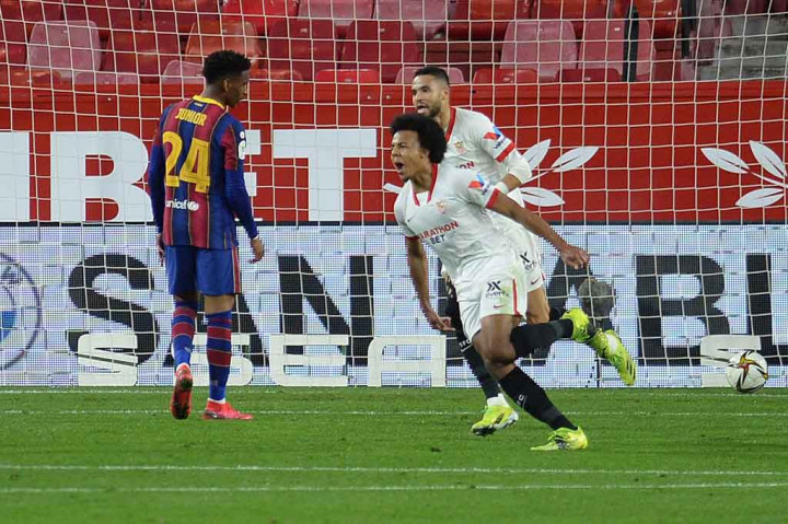 Pada menit ke-25, Sevilla mampu membuka keunggulan saat Jules Kounde memamerkan aksi individual gemilang dengan melewati hadangan Samuel Umtiti, sebelum melepaskan tembakan keras yang berhasil menaklukkan kiper Marc-Andre ter Stegen.