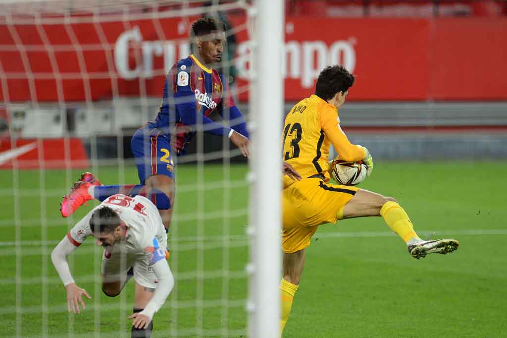 Tertinggal satu gol, Barca berusaha bangkit di awal babak kedua, tetapi Kounde mampu menghentikan pergerakan berbahaya Frenkie de Jong, sementara Bono kembali mementahkan tembakan Messi.