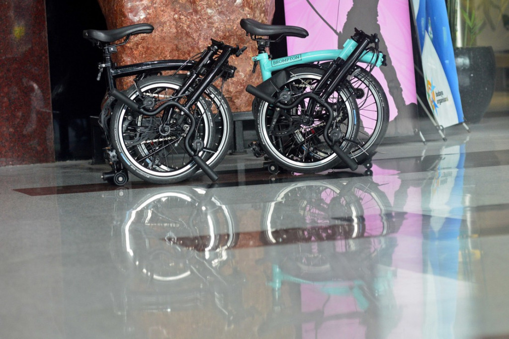 Saksi Agustri Yogasmara alias Yogas menyerahkan dua sepeda merk Brompton ke Komisi Pemberantasan Korupsi (KPK), Rabu, 10 Februari 2021. Yogas adalah operator anggota DPR Fraksi PDIP Ihsan Yunus yang merupakan saksi dalam kasus dugaan suap pengadaan bansos Covid-19.