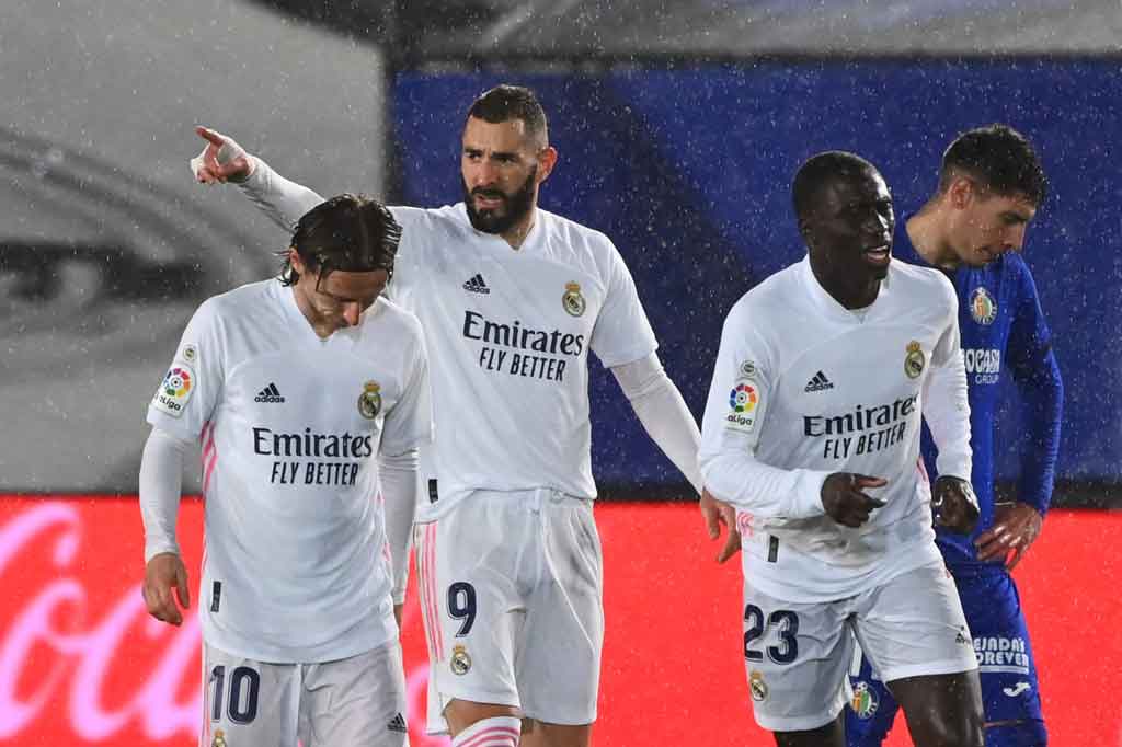 Real Madrid merebut posisi kedua klasemen sementara Liga Spanyol seusai memenangi laga tunda pekan pertama kontra Getafe dengan skor 2-0 di Stadion Alfredo di Stefano, Madrid, Spanyol, Rabu, 10 Februari 2021 dini hari WIB.