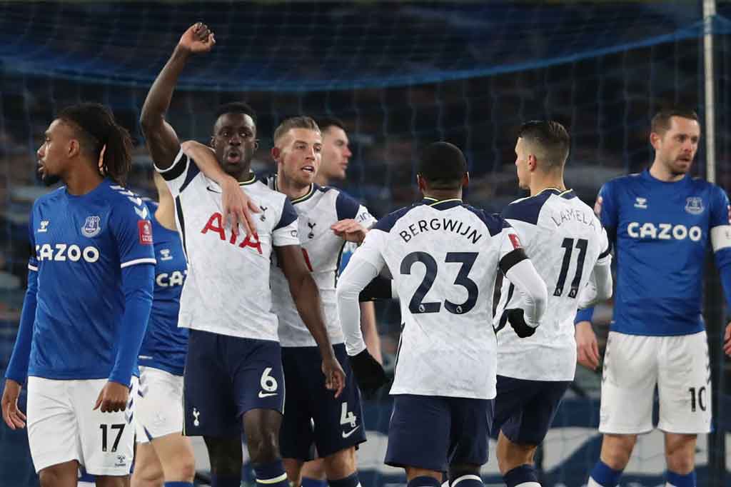 Setelah peluang pertama lewat Erik Lamela bisa diamankan kiper Robin Olsen, Tottenham mampu membuka keunggulan pada menit ketiga melalui sundulan jarak dekat Davison Sanchez menyambut sepak pojok kiriman Son Heung-min.