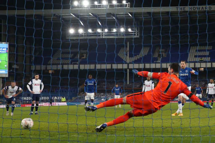 Keunggulan Everton bertambah lagi pada menit ke-43 melalui eksekusi penalti Sigurdsson setelah Calvert-Lewin dijatuhkan Pierre-Emile Hojbjerg di dalam area terlarang.