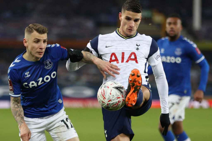 Tottenham mencetak gol balasan tepat sebelum peluit turun minum melalui Lamela yang memanfaatkan kegagalan Yerry Mina memotong jalur umpan Son dan menyelesaikannya dengan sepakan keras tak terbendung Olsen demi mengubah kedudukan jadi 2-3.