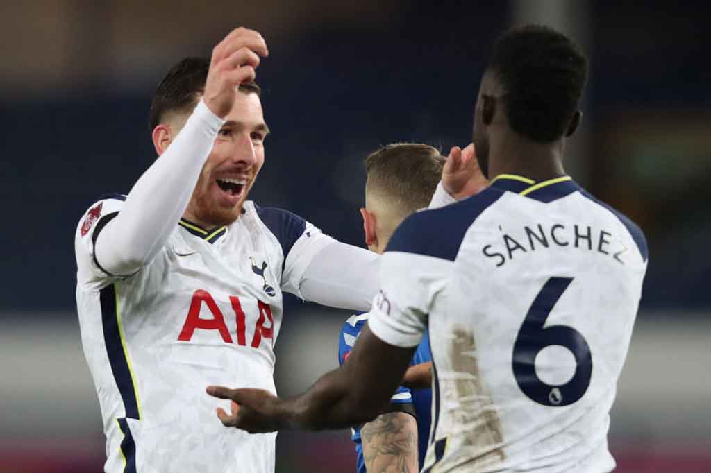 Tim besutan Jose Mourinho memasuki babak kedua dengan agresivitas tinggi dan pada menit ke-57 Sanchez mencetak gol keduanya dengan menyambar bola muntah untuk menyamakan kedudukan 3-3.