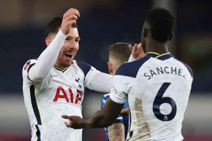 Tim besutan Jose Mourinho memasuki babak kedua dengan agresivitas tinggi dan pada menit ke-57 Sanchez mencetak gol keduanya dengan menyambar bola muntah untuk menyamakan kedudukan 3-3.