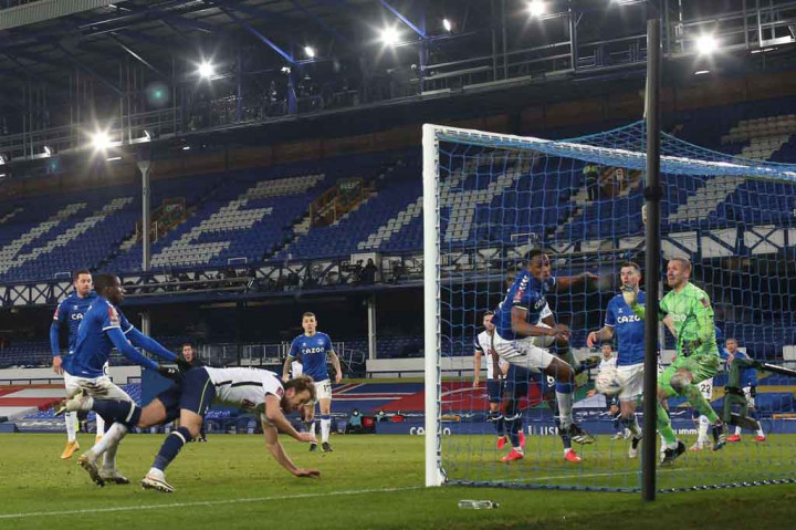 Tujuh menit jelang bubaran, Tottenham berhasil menyamakan kedudukan melalui sundulan Harry Kane menyambut umpan silang rendah kiriman Son. Skor imbang 4-4 bertahan hingga waktu normal usai dan pertandingan dilanjutkan ke babak tambahan 2x15 menit.