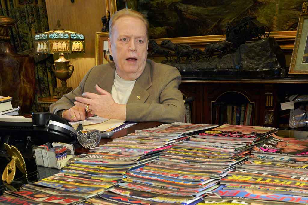 Flynt, bangkit dari kemiskinan yang parah menjadi menjalankan kerajaan hiburan dewasa yang luas. Dia menerbitkan edisi pertama majalah Hustler, yang dibuat sebagai mitra eksplisit dan sederhana untuk majalah seperti Playboy, pada 1974.