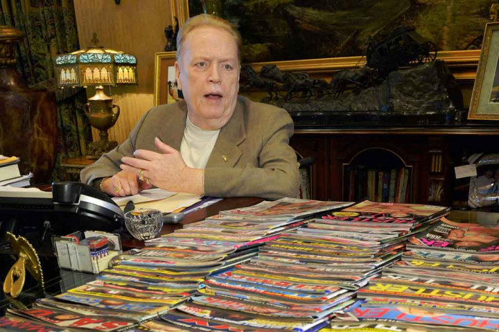 Flynt, bangkit dari kemiskinan yang parah menjadi menjalankan kerajaan hiburan dewasa yang luas. Dia menerbitkan edisi pertama majalah Hustler, yang dibuat sebagai mitra eksplisit dan sederhana untuk majalah seperti Playboy, pada 1974.