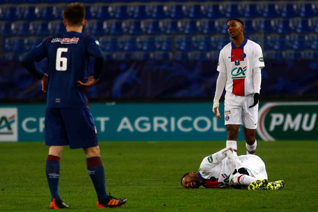 Paris Saint-Germain (PSG) terancam kehilangan Neymar saat menghadapi Barcelona di leg pertama babak 16 besar Liga Champions pekan depan. Pasalnya pemain asal Brasil tersebut ditarik keluar lapangan karena cedera dalam pertandingan Piala Prancis melawan Caen, Kamis, 11 Februari 2021 dini hari WIB.