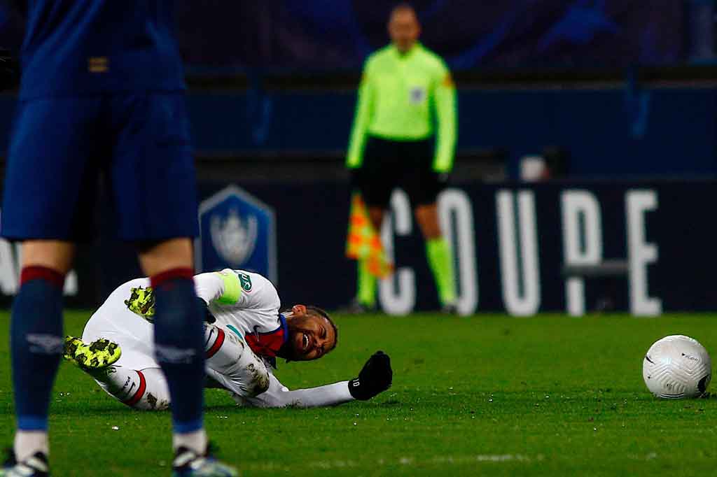 Namun, kegembiraan mereka berubah menjadi rasa cemas ketika Neymar mengalami cedera pada menit ke-64. Neymar harus meninggalkan lapangan, dengan Kylian Mbappe dipanggil dari bangku cadangan untuk menggantikan rekannya.