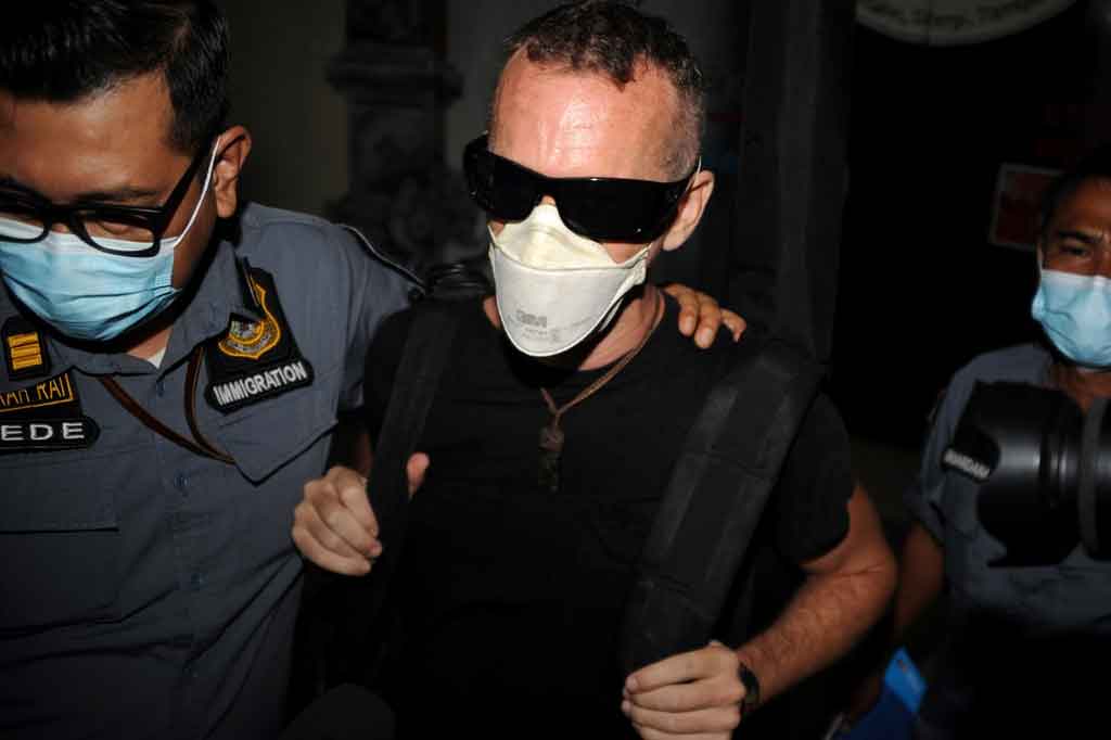 Dengan memakai masker dan kaca mata hitam serta mengenakan kaos hitam dan celana pendek, Taylor keluar dari lapas sekitar pukul 09.43 Wita. Dia langsung dibawa petugas imigrasi untuk menjalani proses pendeportasian.