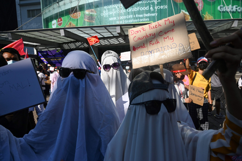 Mereka memakai kan putih yang menutup tubuhnya dan memakai kaca mata hitam.