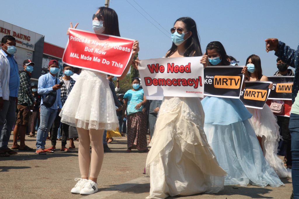 Lalu ada barisan perempuan yang mengenakan gaun pengantin.