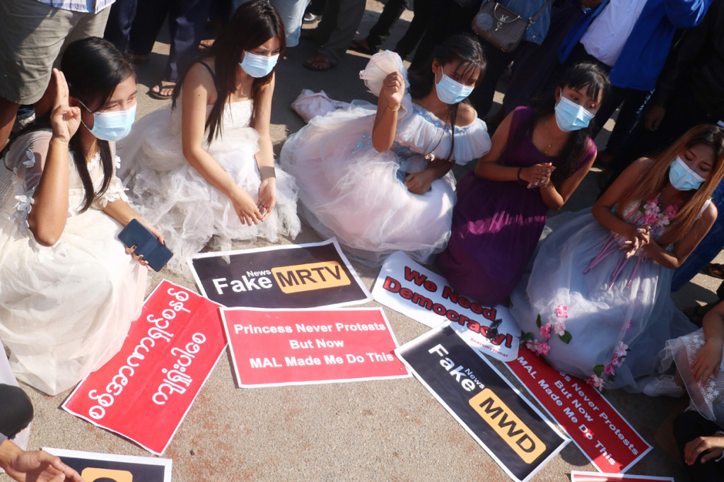 Mereka rela berpanas-panasan menyuaran aspirasi menolak pengambilalihan kekuasaan oleh militer.