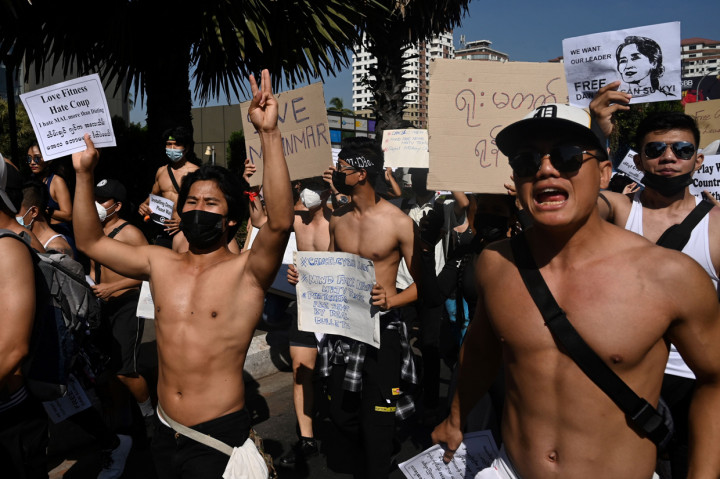 Selain itu, barisan lelaki bertubuh kekar juga menjadi bagian dari demonstrasi menentang kudeta di Myanmar.