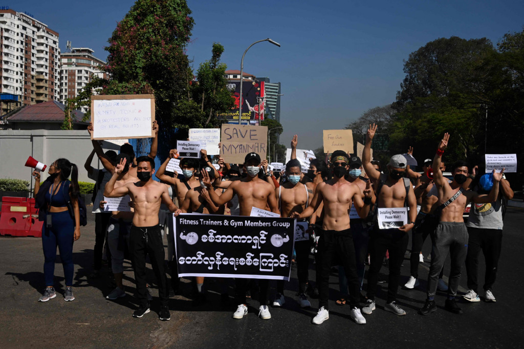 Mereka menampilkan simbol tiga jari mirip adegan dalam film The Hunger Games.